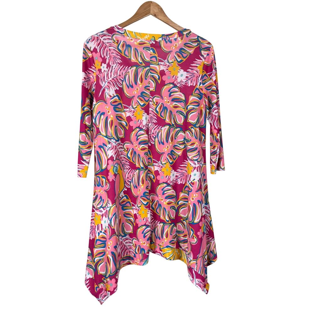 Simply Southern Palm Leaf Parrot Print Shark Bite Blouse Size S 3/4 Sleeve Pink View 2